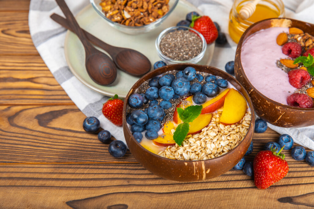 Smoothie Bowl preparate in una noce di cocco, guarniti con frutta fresca, granola e frutta secca. Fruit bowl a Salerno