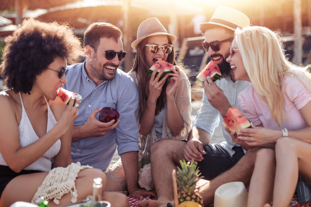 Gruppo di amici che si divertono e scherzano insieme. Questa è la vision di Frutta Bowl, creare un fruit bar a Salerno dove ognuno può sentirsi bene.